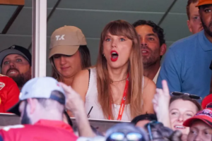 Read more about the article Taylor Swift Cheers On Travis Kelce at New York NFL Game